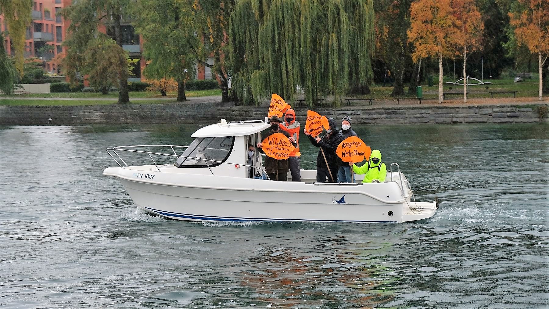 Viele Bootsführer unterstrichen den Protest mit Transparenten.